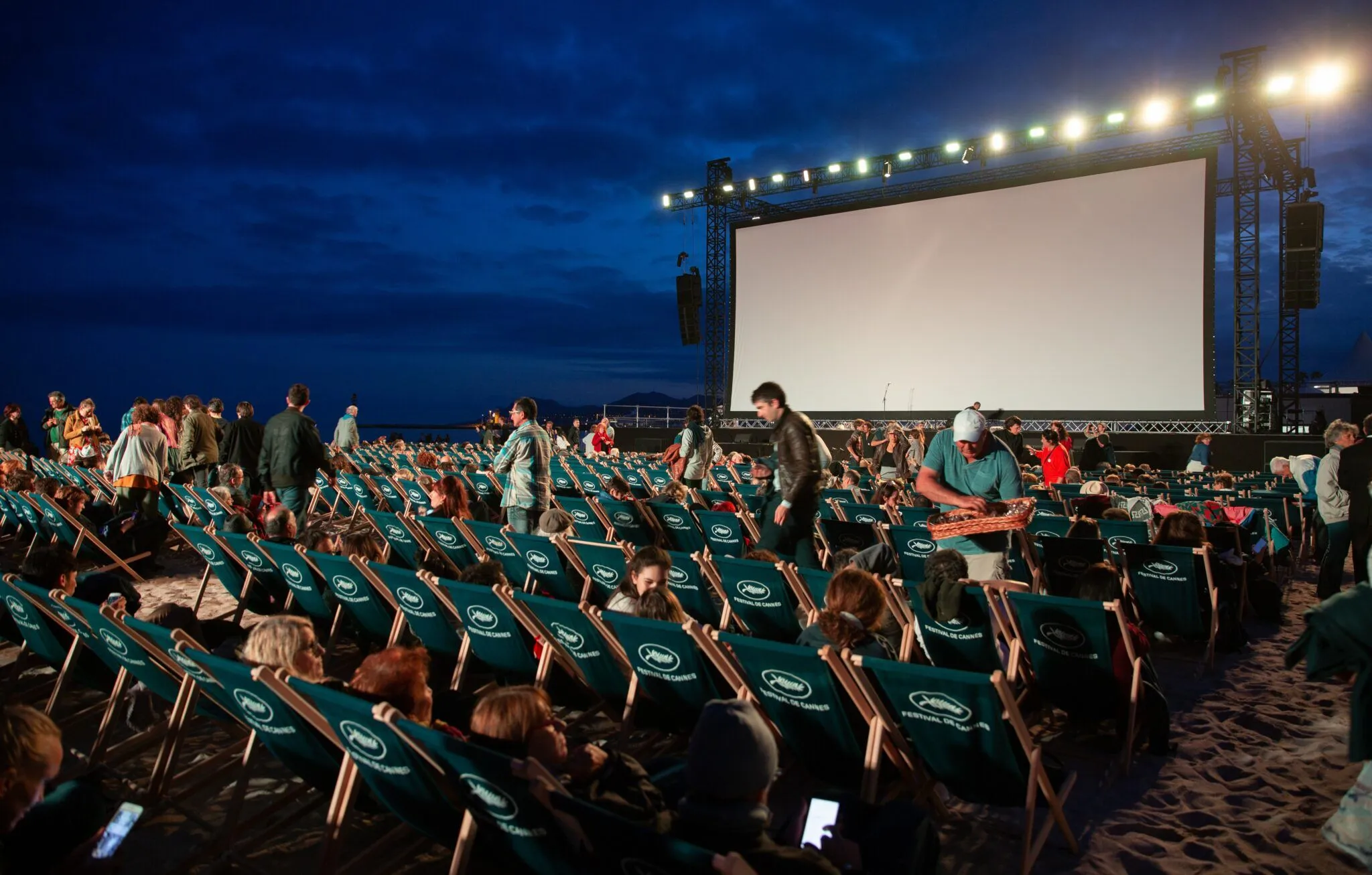 Public assistant à une projection de film en plein air à Paris